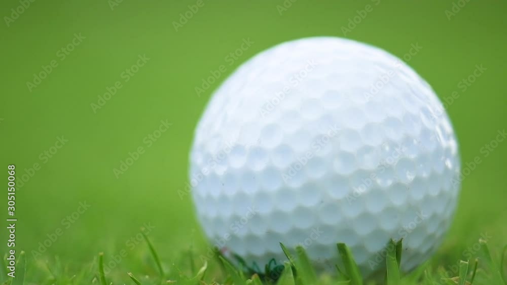 Golf balls placed on the tee in golf clubs, golfers use iron heads to hit golf balls for the final golf tournament. Golf balls placed on the tee in golf clubs, golfers use iron heads to hit golf balls for the final golf tournament.