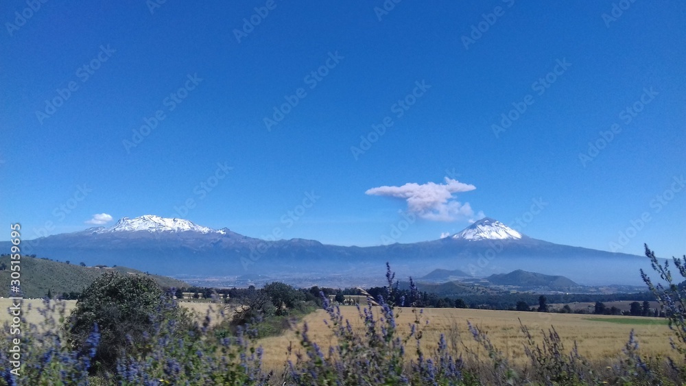 Fototapeta premium VOLCÁN CON FUMAROLA VISTO DESDE LA CARRETERA 
