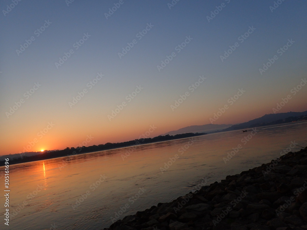 国境のメコン川の日の出