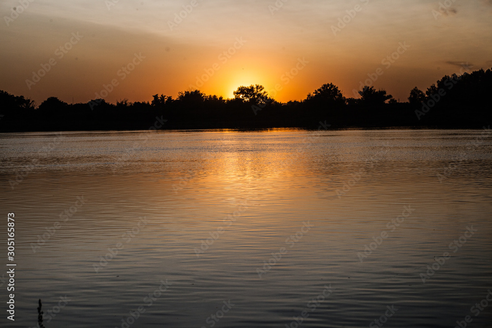 Naklejka premium sunset over lake