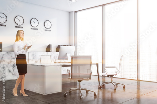 Canvas Print Woman in white CEO office with clocks