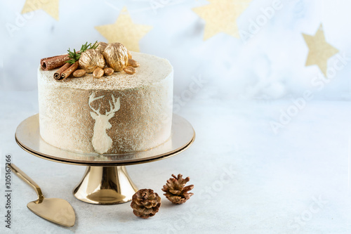 Fotografi Christmas cake on golden cake stand. Copy space.