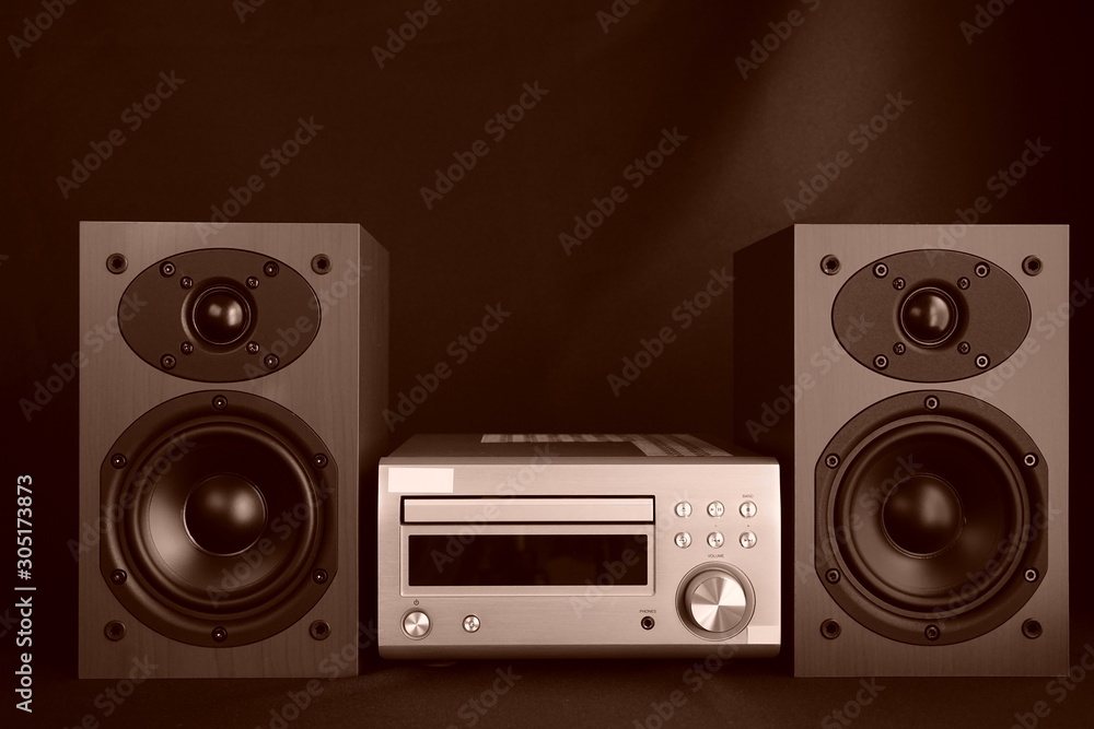 Obraz premium コンポ ステレオ スピーカー 木目調 黒背景 黒バック セピア