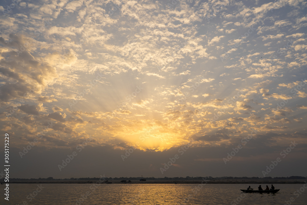 Obraz premium View of sky with sun rise beside ganga river.