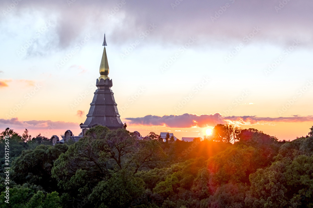 Obraz premium The Royal Stupa dedicated to His Majesty The King of Thailand at sunset in Doi Inthanon National Park, Chiang Mai, Thailand.