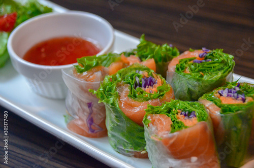  salad of rolls with lettuce and salmon