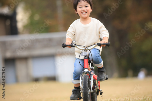 自転車に乗る男の子 © yamasan