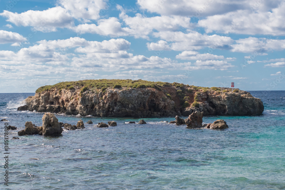 îlot de Binicodrell au large de la Platja de San Tomas, une plage de Minorque, îles Baléares