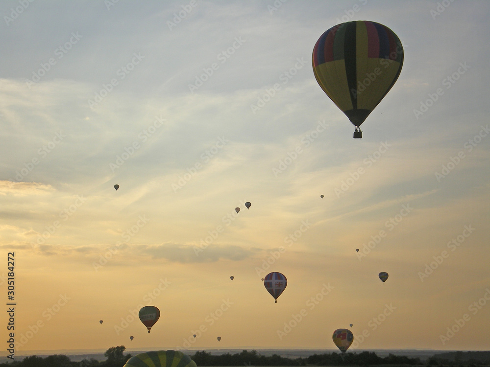 Obraz premium Chambley, France - August 3rd 2007 : Lorraine Mondial Air Ballons, the world's biggest air ballon festival. 961 balloons were here in 2007. View of a lot of balloons in the air, during the sunset.