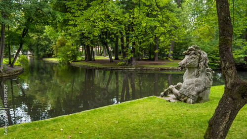 Statue in the shape of a horse's head in the Baygard Hofgarten