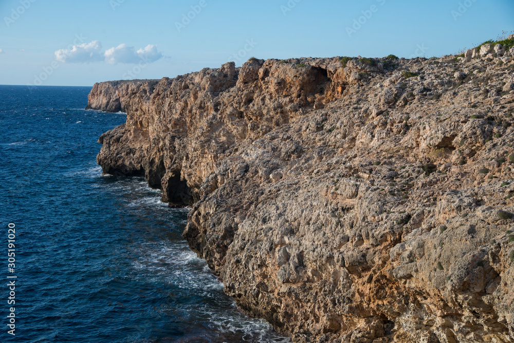 Côte rocheuse à Pont d'en Gil, arche naturelle à côté de Ciutadella de Menorca, îles Baléares, Minorque, Espagne
