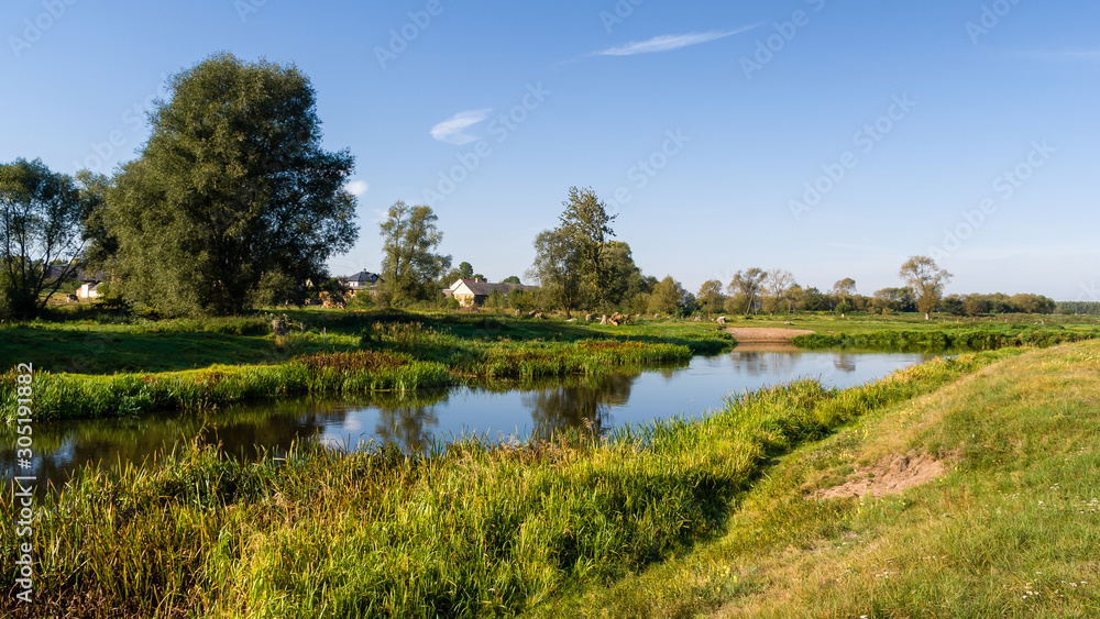Fototapeta premium Narwiański Park Narodowy, Rzeka Narew w Surażu, Podlasie, Polska