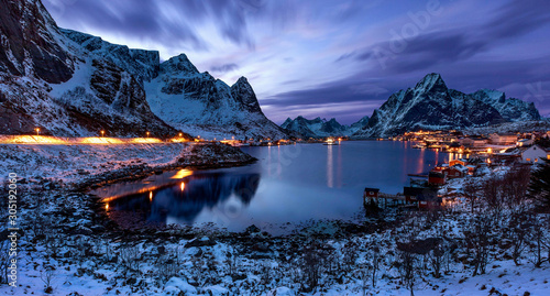 Blaue Stunde über Reine auf den Lofoten im Winter