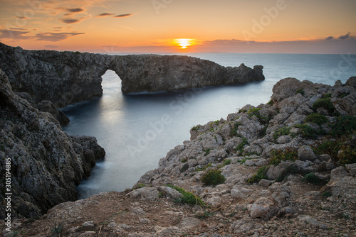 Coucher de soleil à Pont d'en Gil, arche naturelle à côté de Ciutadella de Menorca, îles Baléares, Minorque, Espagne