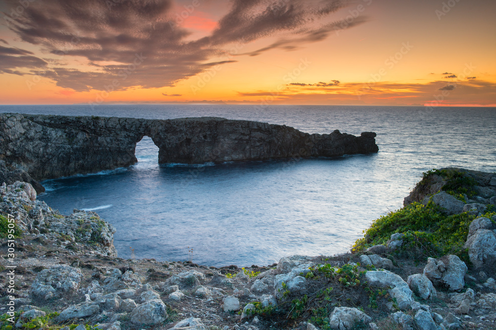 Coucher de soleil à Pont d'en Gil, arche naturelle à côté de Ciutadella de Menorca, îles Baléares, Minorque, Espagne