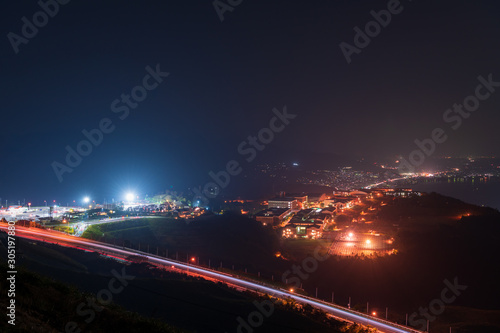 十文字原展望台から眺める別府湾パーキングエリアの夜景（大分県） © doraneko777
