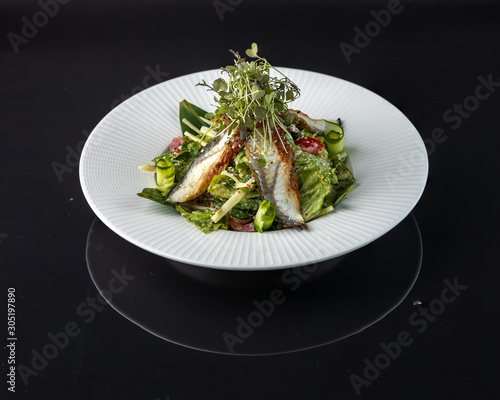Φωτογραφία Salad Unagi Phil sarada Romano salad, eel, cucumbers, cherry, cream cheese, soy