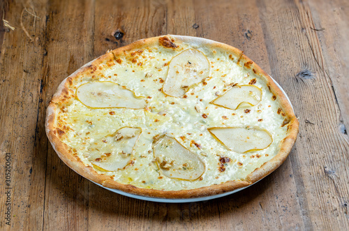 pizza with pear and blue cheese dor blue