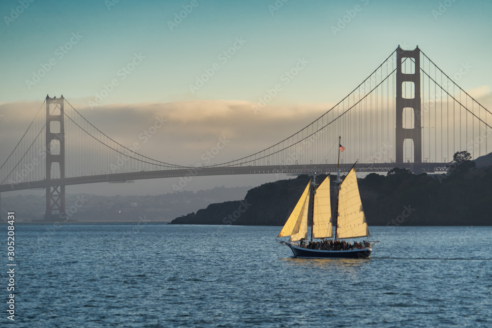Obraz premium Boat crossing the Golden Gate