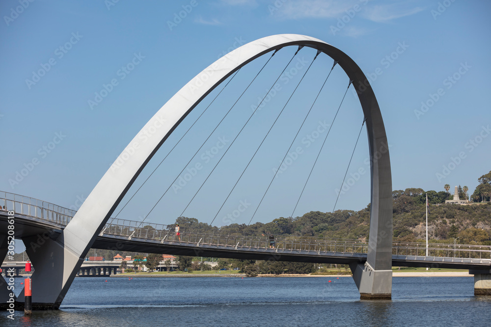 Obraz premium Słynny zakrzywiony most dla pieszych na Elizabeth Quay w Perth w Zachodniej Australii
