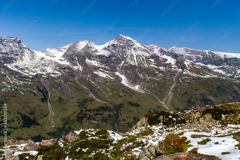 Schneekuppen der Alpen Österreichs