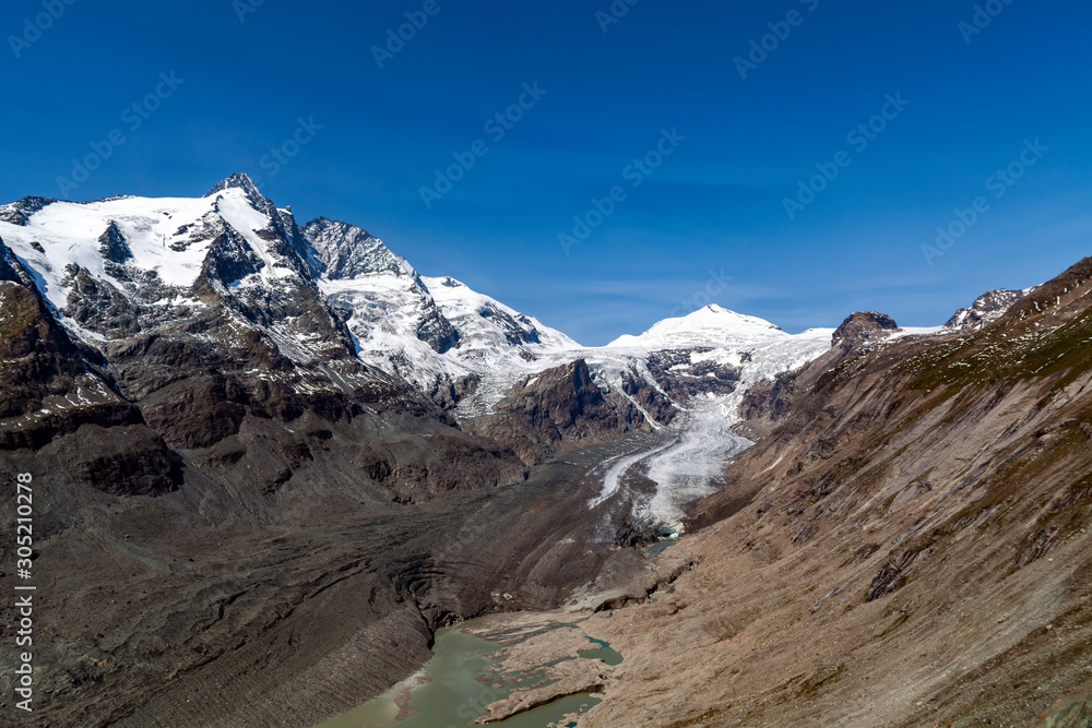 Blick ins Tal und auf den Großglockner und Gletscher