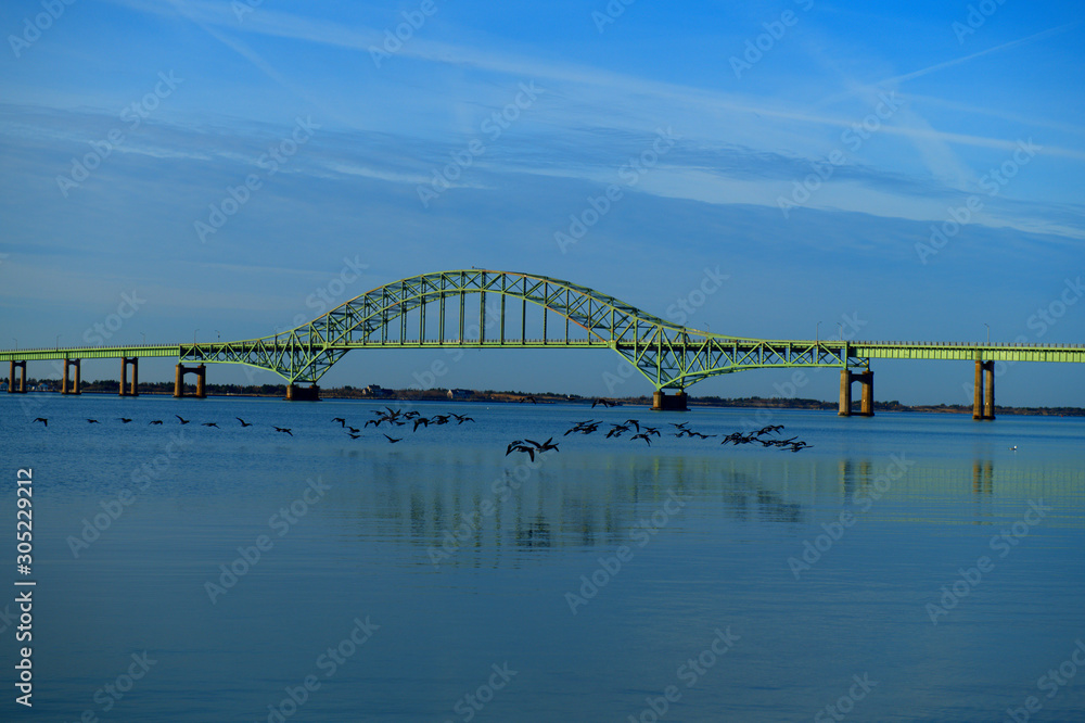 Naklejka premium Robert Moses Inlet Bridge with Blue Smooth Background
