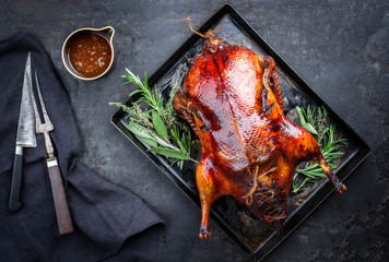 Fototapete Peking Gefüllte Peking-Ente mit Kräutern  © HLPhoto