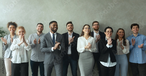 Fotografía Group of business people clapping hands to congratulate boss