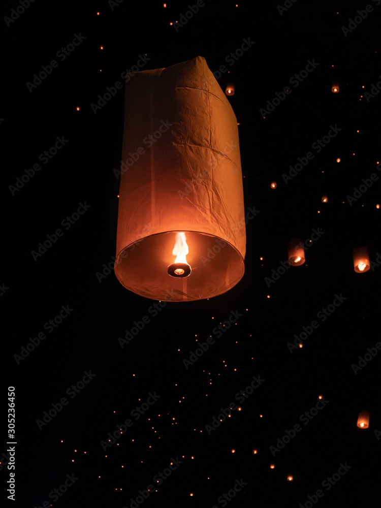 Lâcher de lanternes au-dessus du Nawarat Bridge à Chiang Mai pendant le festival des lanternes (Yi Peng - Yee Peng) Lâcher de lanternes au-dessus du Nawarat Bridge à Chiang Mai pendant le festival des lanternes (Yi Peng - Yee Peng)