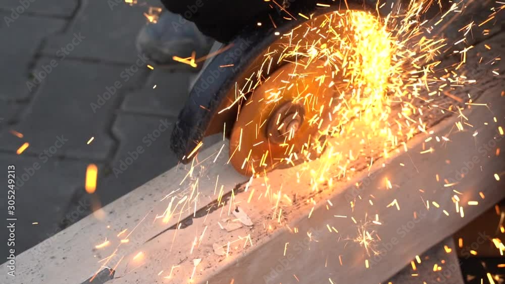 Vidéo Stock Cutting metal beam with angle grinder. Metal worker. Bright