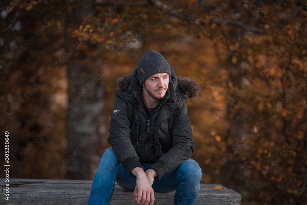 Portrait d'un jeune homme dans la forêt en automne Portrait d'un jeune homme dans la forêt en automne