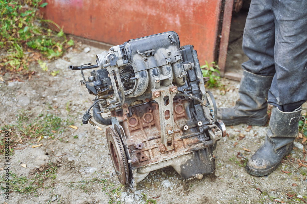 sell a used car engine. disassembly of broken cars