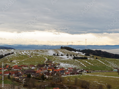 Gersbach im Berg im südlichen Schwarzwald. Schwarzwaldlandschaft durch weite Felder und prächtige Wälder. Bergweiden oder urwüchsige Plenterwälde photo