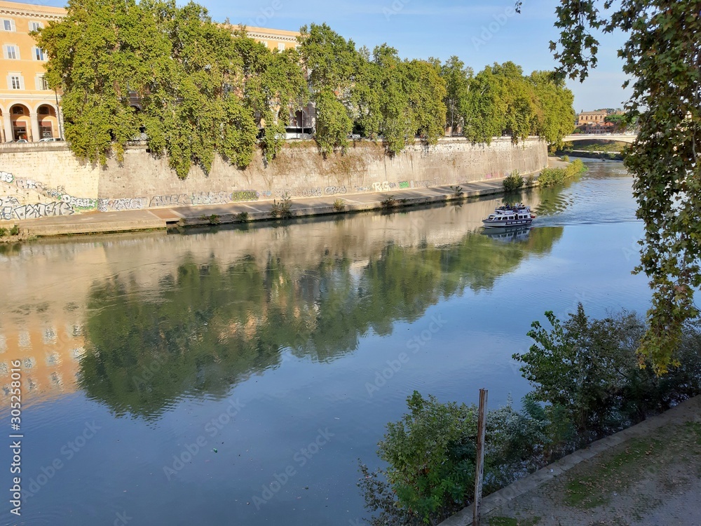 Obraz premium Roma - Battello turistico da Lungotevere Raffaello Sanzio