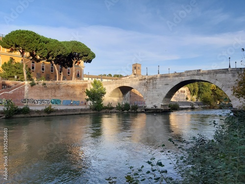Φωτογραφία Roma - Ponte Cestio dalla riva del Lungotevere degli Anguillara