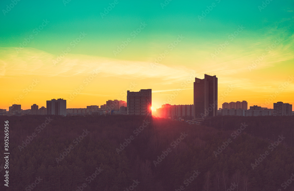 Sonnenuntergang über der Stadt. Moskau
