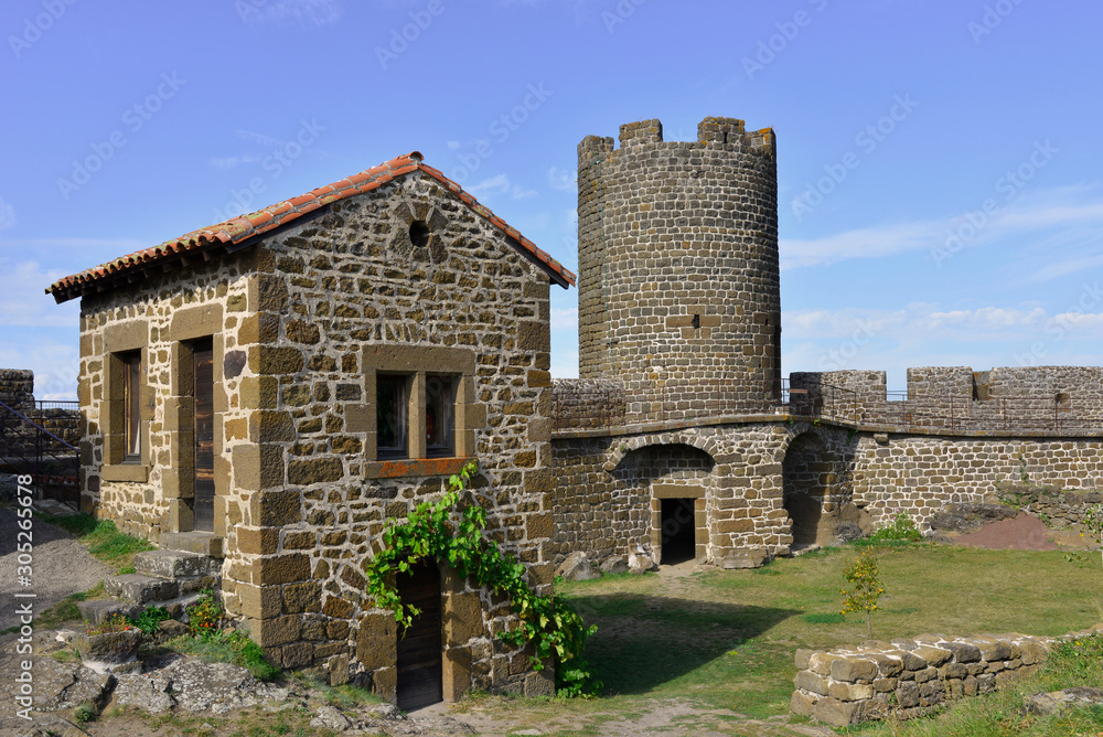 Forteresse de Polignac (43000) , Tour de la Géhenne et la petite maison, département de la Haute-Loire en région Auvergne-Rhône-Alpes, France