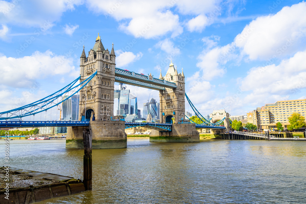 Obraz premium View of the London Tower Bridge from a bench on a sunny day