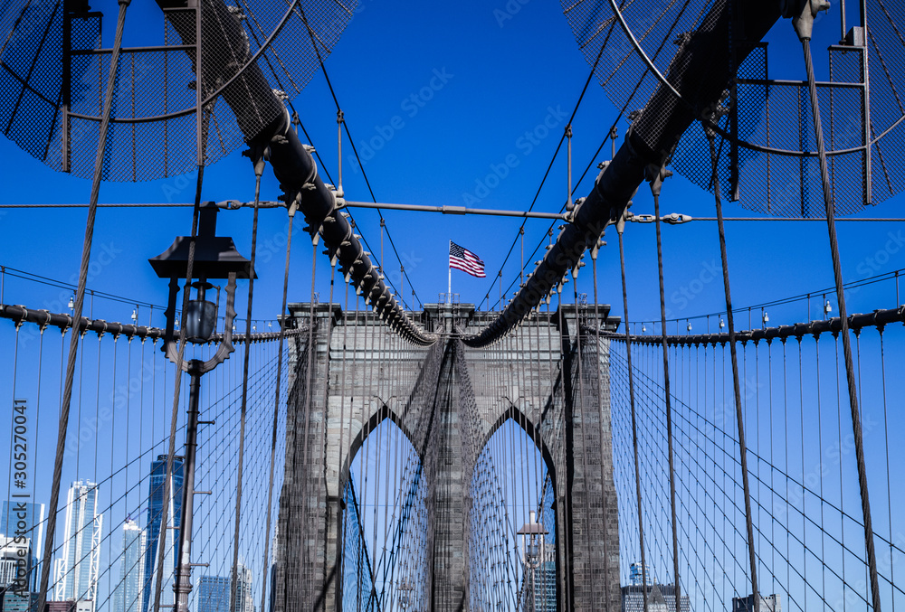 Obraz premium brooklyn bridge in new york on a sunny day with a blue bright sky