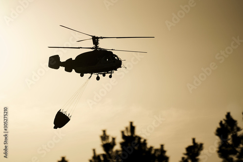 Kamov con helibalde desplegado en incendio forestales
