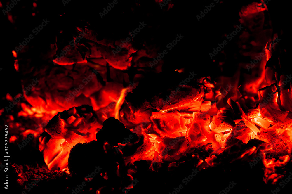Obraz premium Beauty of smoldering flames and coals of fire.