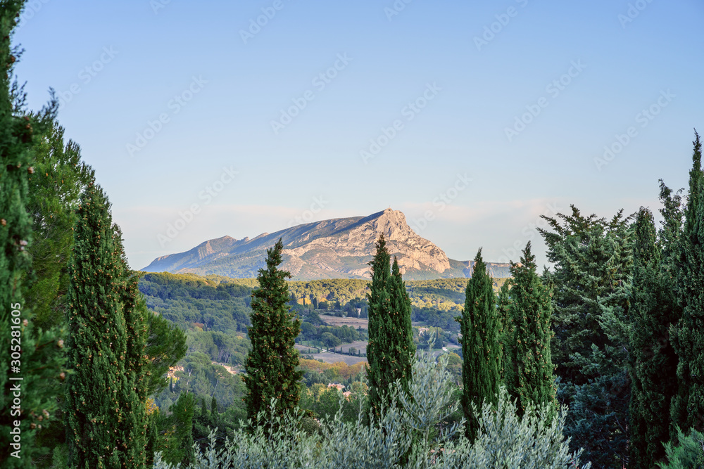 Vue panoramique sur la montagne Sainte Victoire depuis le terrain des peintres Aix-en-Provence. France.