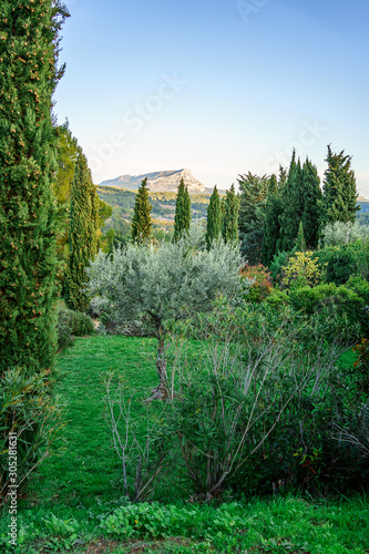 Obraz na płótnie Vue panoramique sur la montagne Sainte Victoire depuis le terrain des peintres Aix-en-Provence. France. w salonie