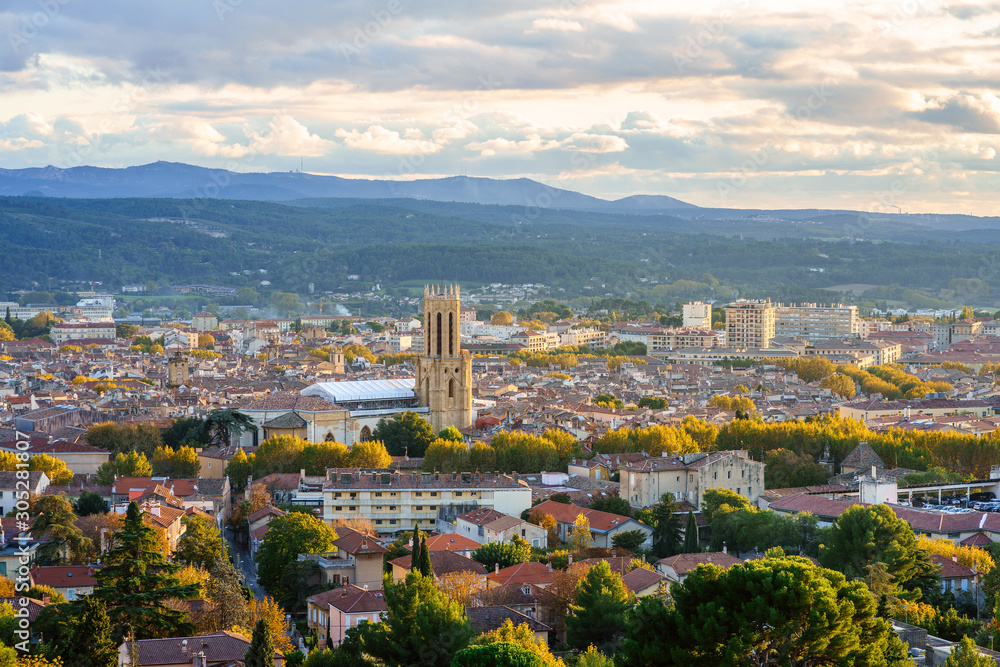Vue panoramique sur la ville Aix-en-Provence en automne. Coucher de soleil. France, Provence.	