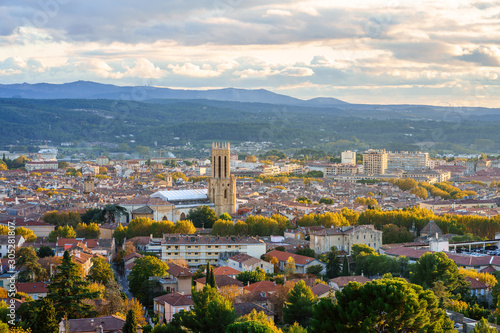 Vue panoramique sur la ville Aix-en-Provence en automne. Coucher de soleil. France, Provence.	 photo