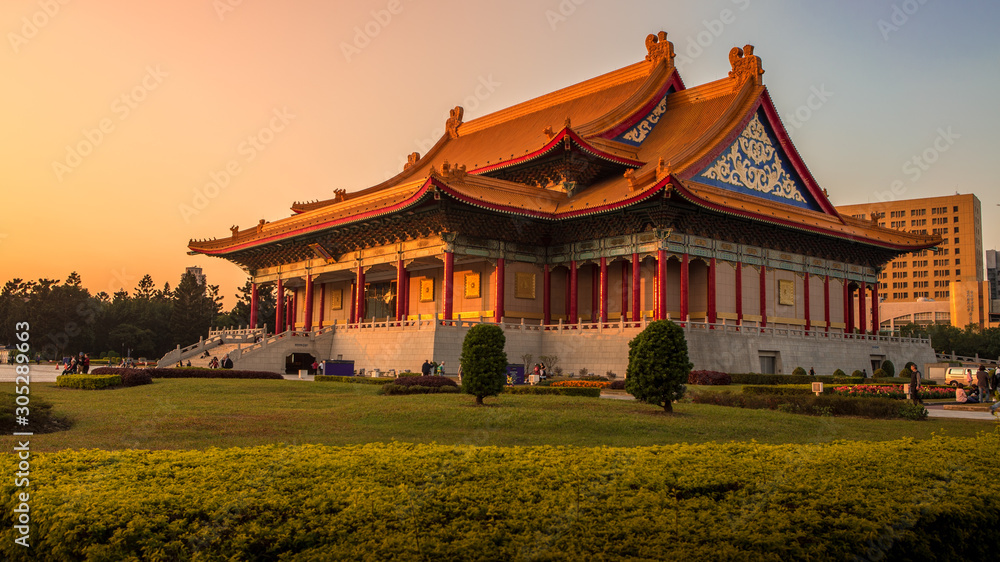 Obraz premium Sunset in beautiful monument of National Theater on sunny day in Taipei city.