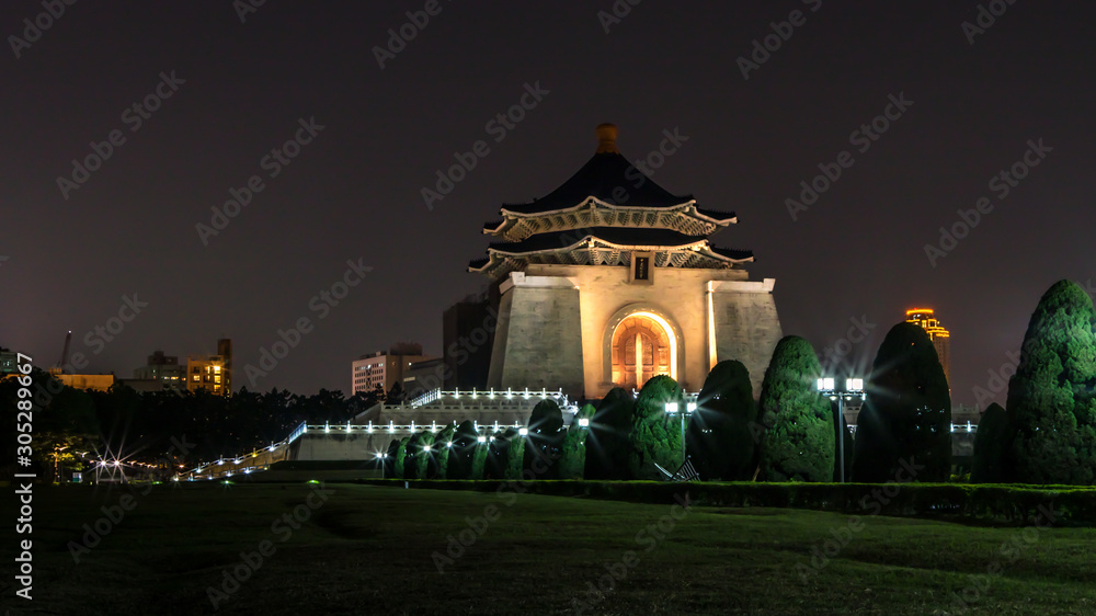 Obraz premium Entrance gate to beautiful monument Chiang Kai Shek memorial hall at night.