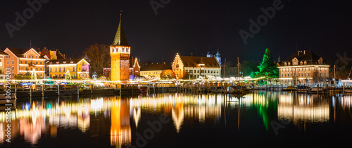 Tableau sur toile strahlend erleuchteter Hafen und Stadtkulisse in Lindau, zur Hafenweihnacht (D,