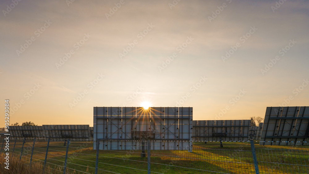 Solarpark im Sonnenuntergang